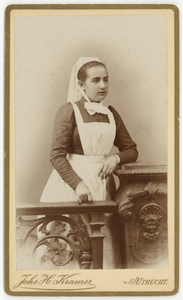 826467 Portret van zr. Maria Cornelia van Rijn (1877-1913), die tussen 1893 en 1913 als diacones werkzaam was in het ...